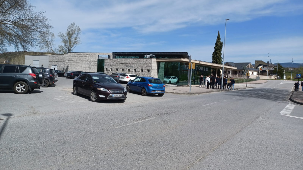 Imagen: Decenas de personas han asistido en las últimas horas a la capilla ardiente de David Álvarez en el Tanatorio de Bembibre