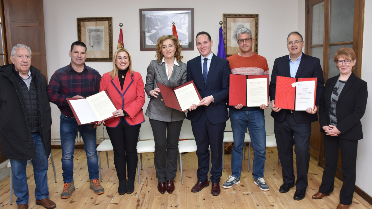 Imagen: La directora general de Vivienda, Arquitectura, Ordenación del Territorio y Urbanismo, María Pardo, ha firmado un convenio de adhesión a este proyecto con responsables municipales.