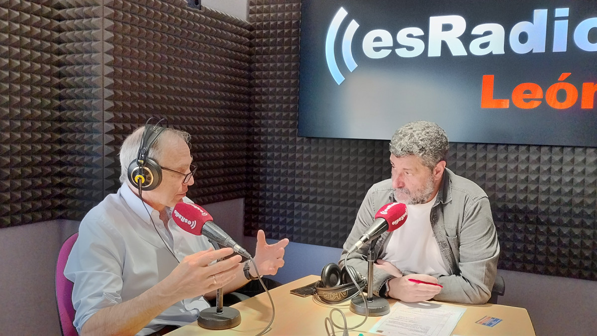 Imagen: El doctor Antonio Martínez durante la entrevista en el programa Manos Arriba de EsRadio León 