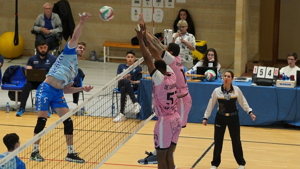 Imagen: Remate del capitán Pepe Villalba en el encuentro de semifinales ante Valencia. Foto: Carlos Alonso Cabezas. 