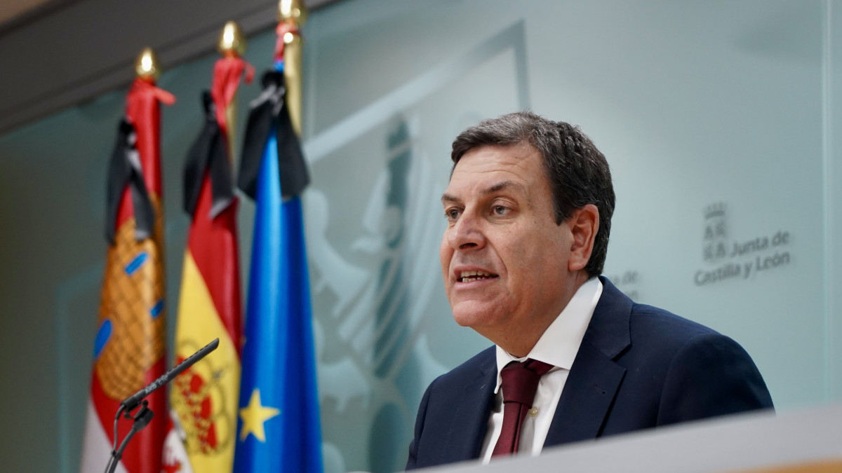 Imagen: ICAL. El portavoz de la Junta, Carlos Fernández Carriedo, anuncia que Castilla y León y País Vasco firman un convenio sanitario de colaboración.