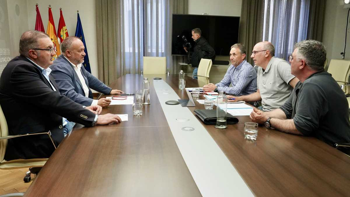Imagen:  Reunión del presidente de la Diputación de León, Gerardo Álvarez Courel, y el vicepresidente Roberto Aller con el comité de empresa de Azucarera La Bañeza | Campillo