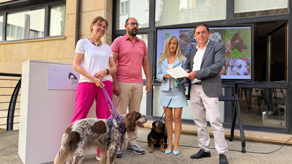Imagen: Durante la presentación han participado además dos invitados muy especiales: Lea y Saturio, dos perros rescatados por la asociación. 