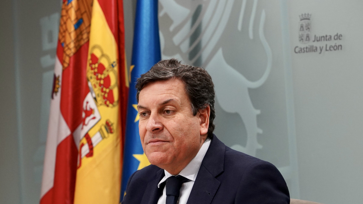 Imagen: Miriam Chacón / ICAL . El consejero de Economía y Hacienda y portavoz, Carlos Fernández Carriedo, y el de la Presidencia, Luis Miguel González Gago, comparecen en rueda de prensa posterior al Consejo de Gobierno.