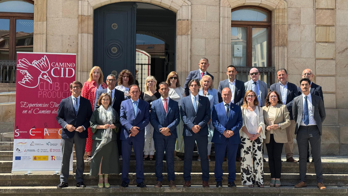 Imagen: Foto de familia de los participantes en la reunión del Consorcio Camino del Cid. 