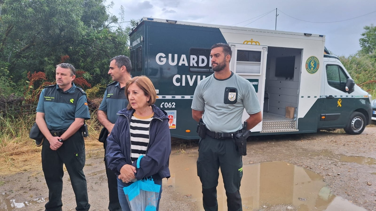 Imagen: Rosa López, subdelegada del Gobierno en Salamanca, ofrece declaraciones visiblemente afectada tras confirmarse el hallazgo del cuerpo del menor en el Tormes.