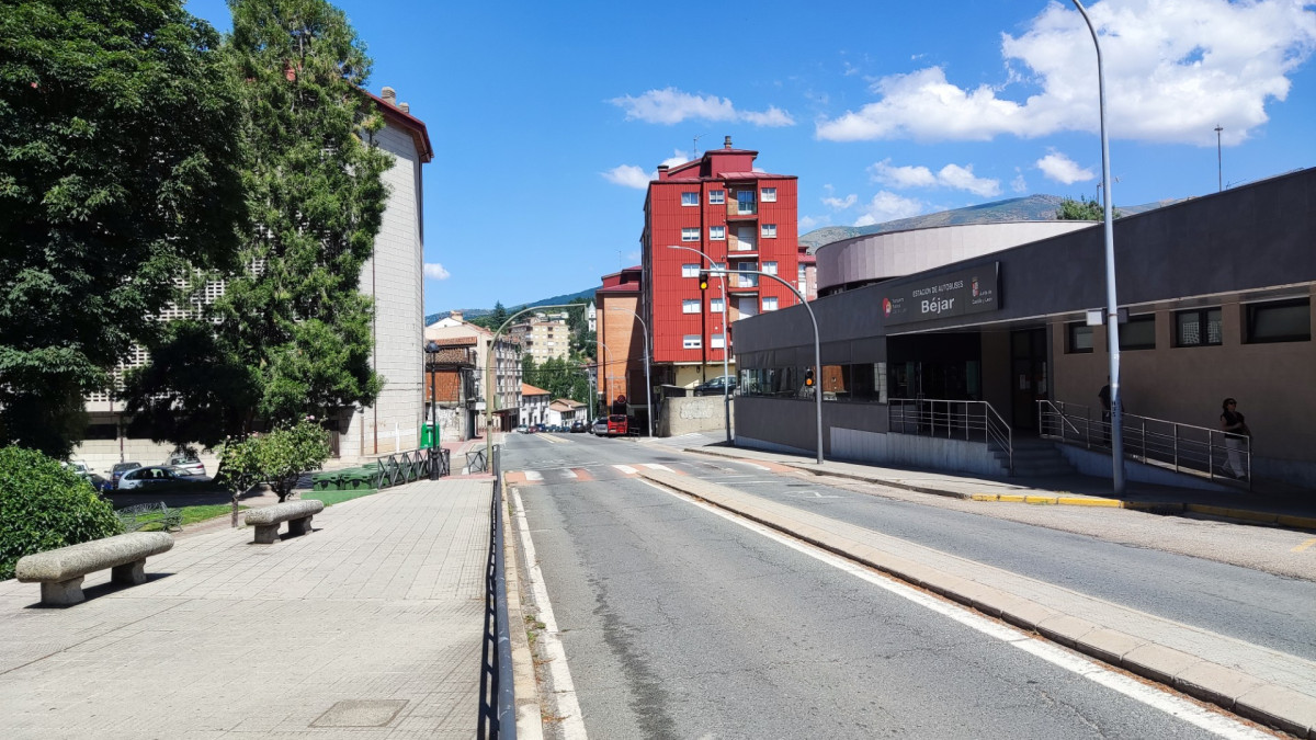 Imagen: Zona central de la Travesía de Béjar junto a la Estación de Autobuses de la ciudad