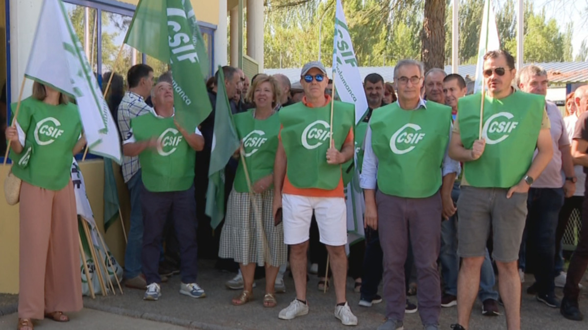 Imagen: Protesta de los funcionarios a las puertas de la prisión de Topas