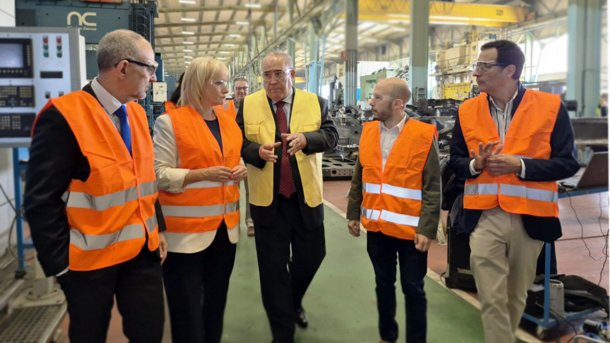 Imagen: JCyL | Miguel Sagredo y Leticia García durante la visita a las instalaciones de INMAPA en Villamuriel de Cerrato (Palencia), donde se anunciaron nuevos proyectos industriales.