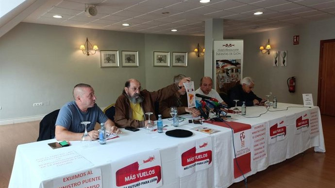 Imagen: Integrantes de la Plataforma ciudadana 'Más vuelos más futuro para León'.
