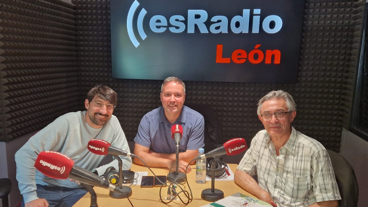 Imagen: De izda. a dcha.: Javier Ampudia delegado del CSI-CSIF León, Arturo Martínez y Santi Fernández, Es Radio León