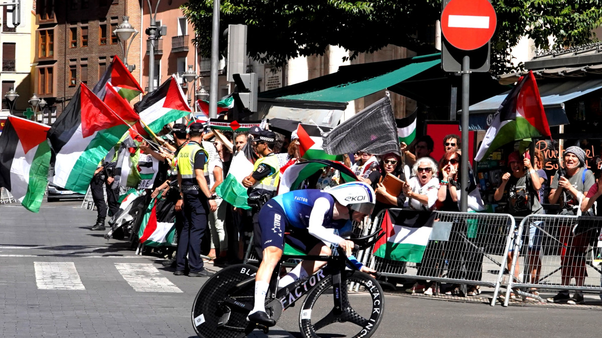 Imagen: Miriam Chacón / ICAL . Ciclista del Israel-Peemiee Tech durante la contrarreloj de la Vuelta en Valladolid
