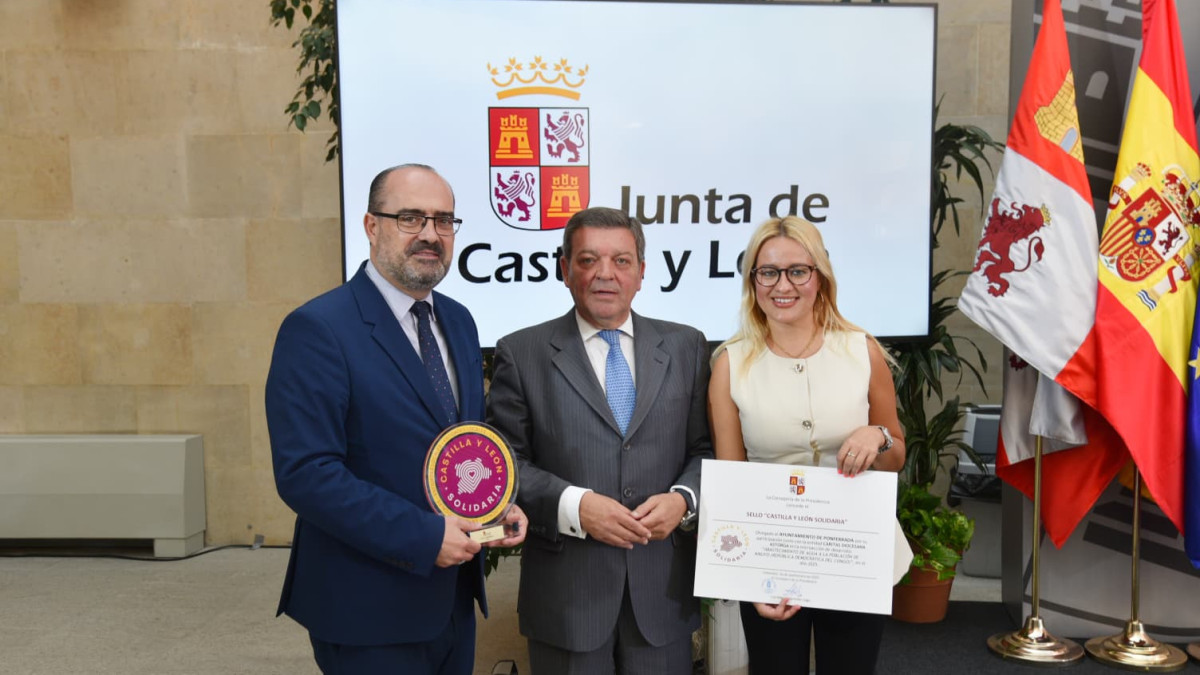 Imagen: Entrega del sello al alcalde de Ponferrada