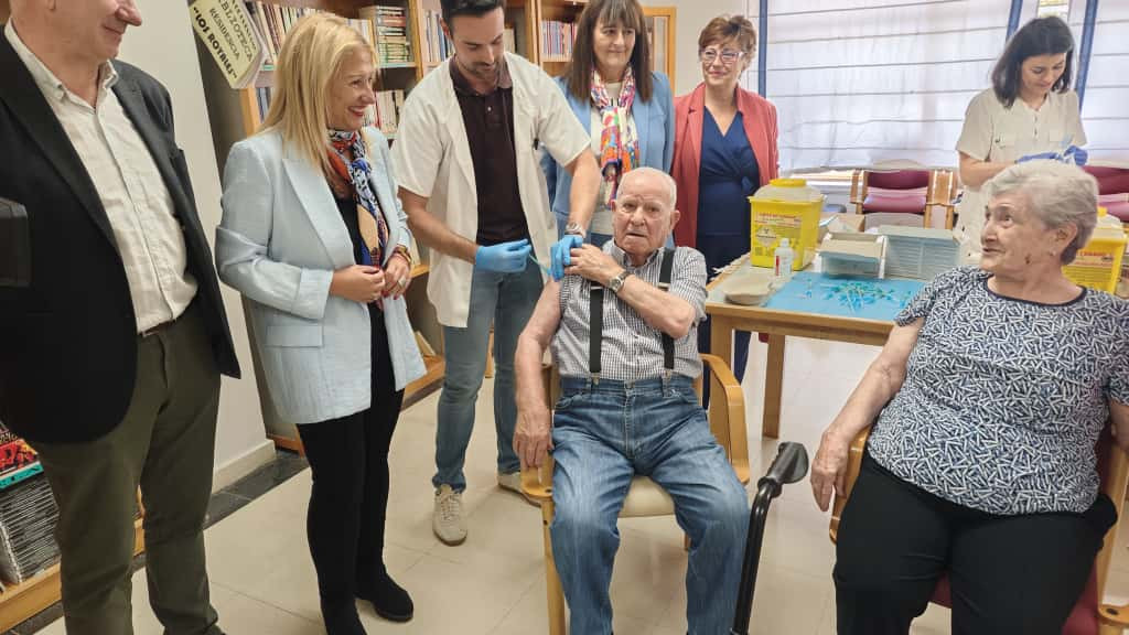 Imagen: La delegada territorial de la Junta en Soria, Yolanda de Gregorio, acompañada del gerente de Asistencia Sanitaria de Soria, José Luis Vicente; la directora de Enfermería de Atención Primaria, Rosa Garcés; y de la jefa del Servicio Territorial de Sanidad, Elena del Vado, ha presentado en la residencia de Los Royales la campaña de vacunación 2025-2026.