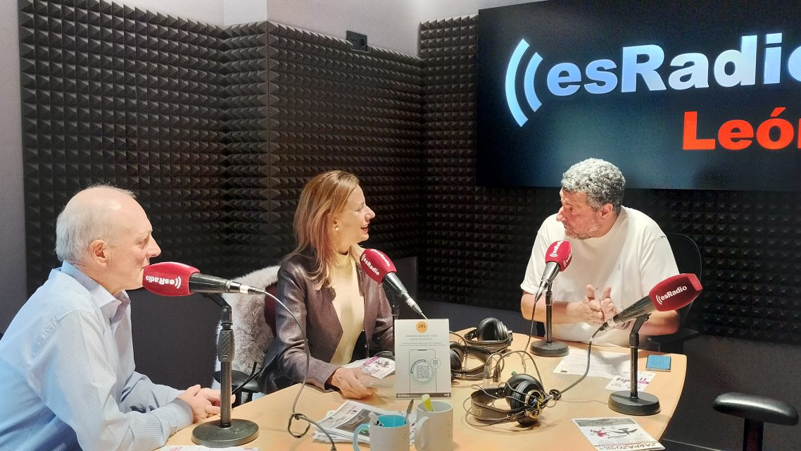 Imagen: Noelia Valdueza, presidenta de ALMOM, y Ángel López, socio de ALMOM durante la entrevista