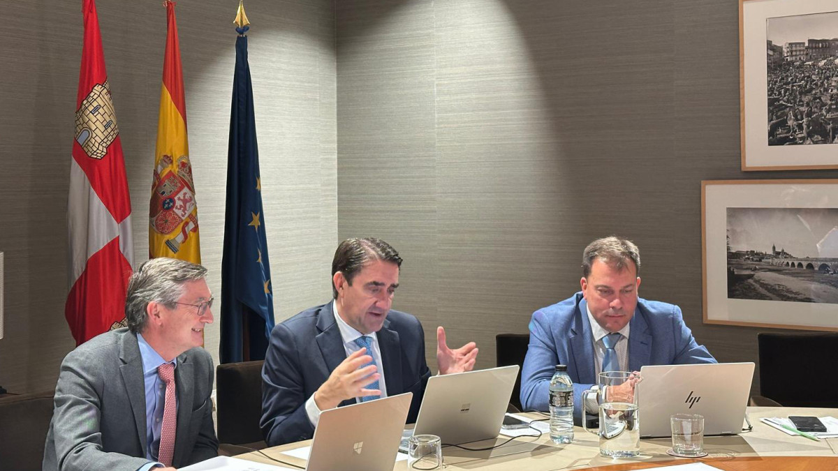 Imagen: Reunión ordinaria del patronato del Parque Nacional de Picos de Europa con la participación del consejero de Medio Ambiente, Vivienda y Ordenación del Territorio, Juan Carlos Suárez-Quiñones, acompañado del director general de Patrimonio Natural y Política Forestal, José Ángel Arranz