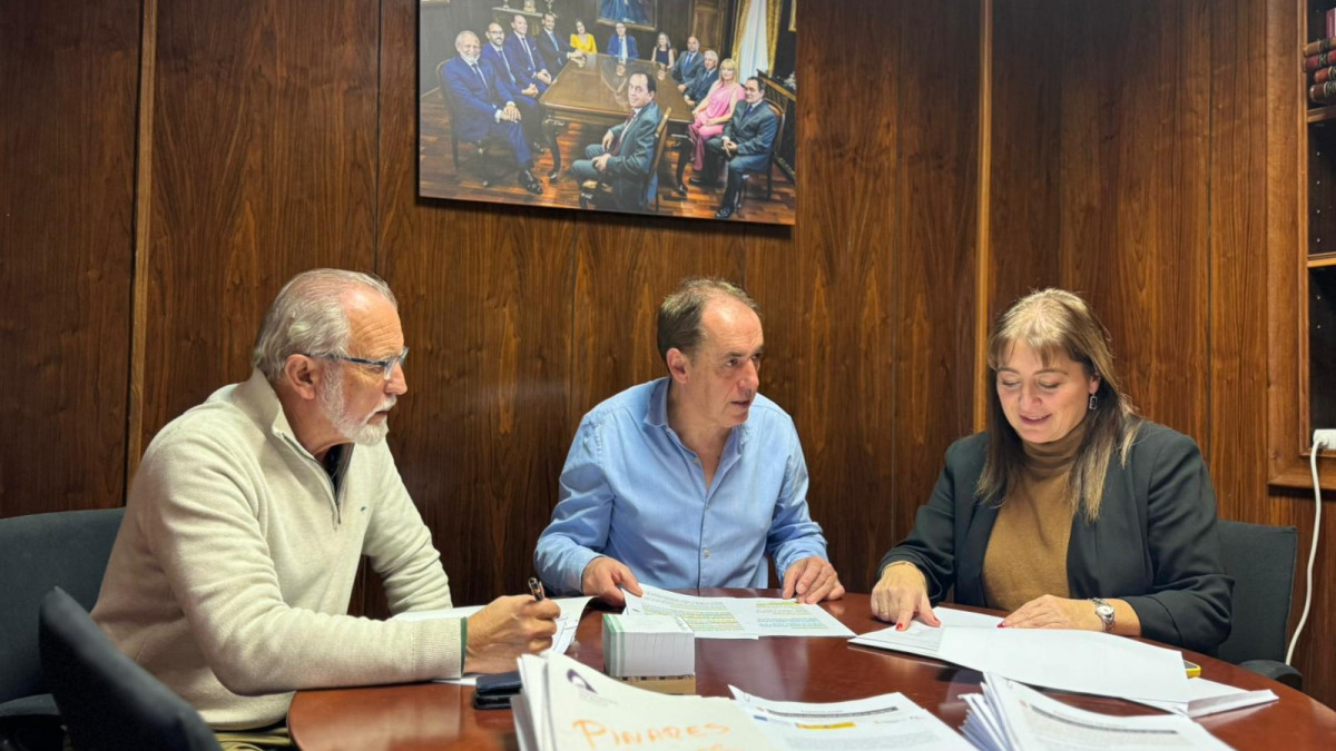 Imagen: En el centro de la imagen, Benito Serrano, presidente de la Diputación de Soria, junto a los vicepresidentes José Antonio de Miguel y María José Jiménez. 