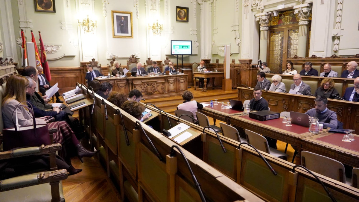 Imagen: Pleno del Ayuntamiento de Valladolid durante la votación del presupuesto municipal de 2026, con los concejales debatiendo las cuentas económicas de la ciudad. Leticia Pérez, ICAL