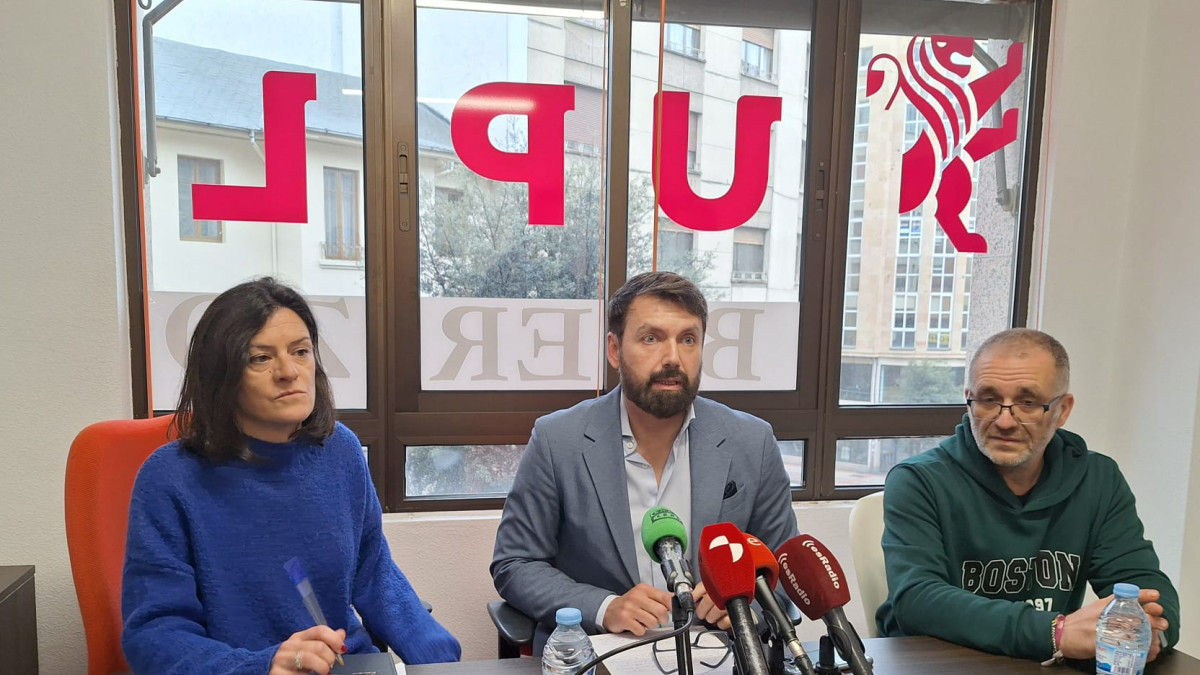 Imagen: Cúpula del comité comarcal, explicando su decisión de dimitir