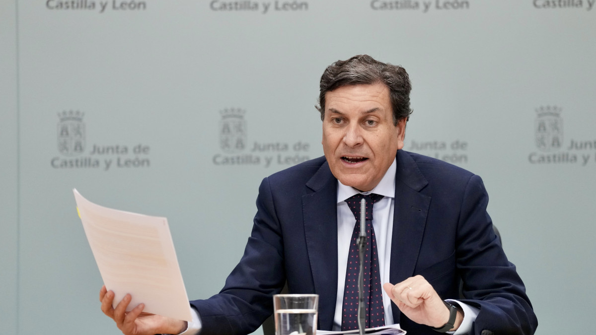 Imagen: ICAL. El portavoz de la Junta, Carlos Fernández Carriedo, anuncia que el Gobierno de Castilla y León recurrirá ante el Supremo la regularización de inmigrantes del Ejecutivo Central.