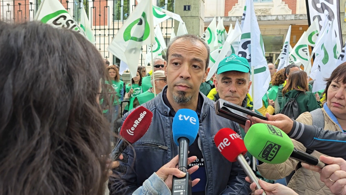 Imagen: Concentración de delegados del sindicato CSIF frente a la sede de la Consejería de Sanidad en Valladolid con pancartas reivindicativas.