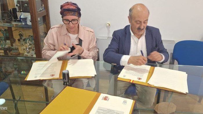 Imagen: Mari Paz Martínez y José Antonio Quiroga, en la firma del convenio