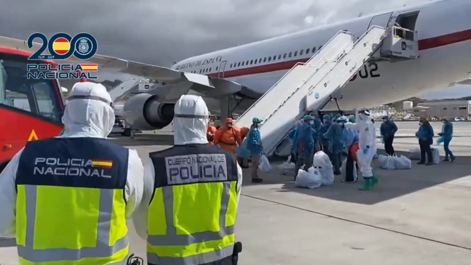 Imagen: Avión del Ejército del Aire en la pista del aeropuerto de Tenerife Sur preparado para el traslado de los ciudadanos españoles repatriados del crucero.