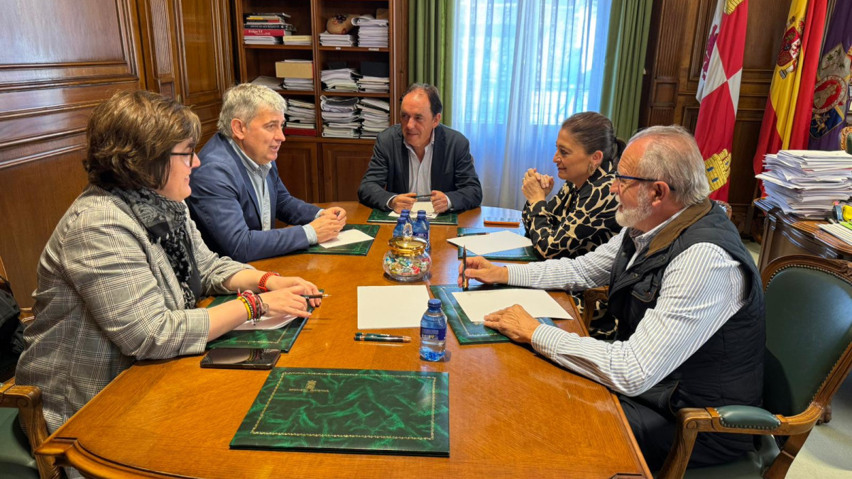 Imagen: Imagen del encuentro mantenido entre el alcalde de Soria, Javier Antón, y el presidente de la Diputación Provincial, Benito Serrano, acompañados por la teniente de alcalde Ana Alegre, y los vicepresidentes de Diputación María José Jiménez y José Antonio de Miguel. 