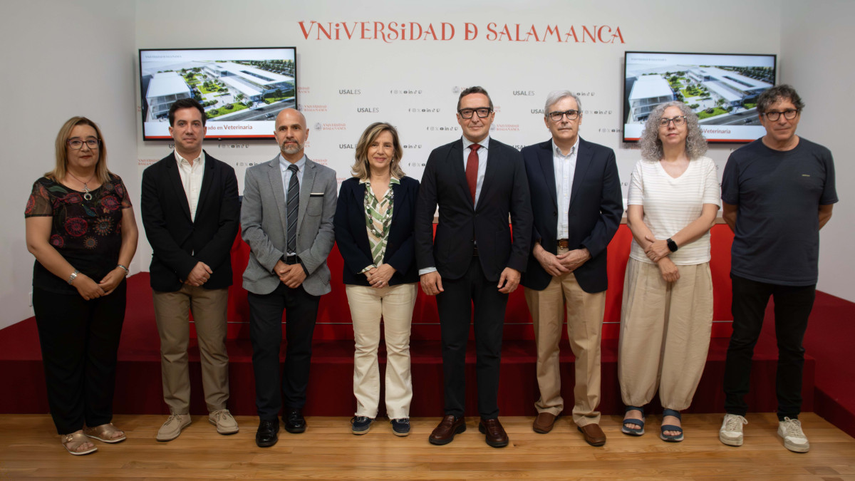 Imagen: Mª Victoria Martín, Raúl Velasco, Javier González, Bertha  Gutiérrez, Juan Manuel Corchado, Julio López, María Ángeles Gómez y Carlos Palacios. / Raquel J. Santos (Comunicación USAL) 