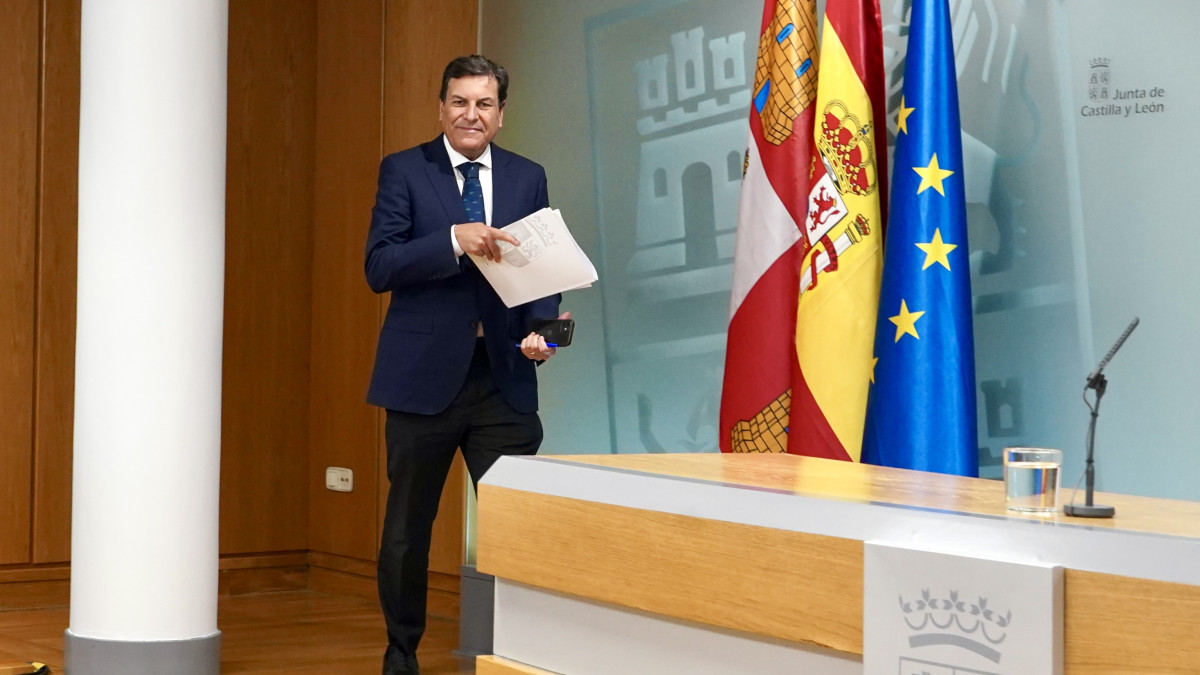 Imagen: ICAL. El portavoz, Carlos Fernández Carriedo, comparece ante los medios de comunicación después del Consejo de Gobierno.