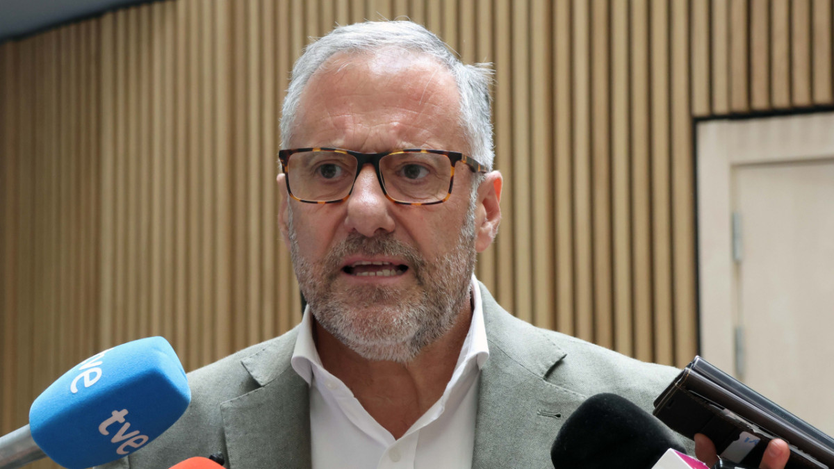 Imagen: El vicepresidente primero y consejero de Desregulación, Familia y Ayudas Sociales, Carlos Pollán, informa de su reunión con Cáritas Castilla y León