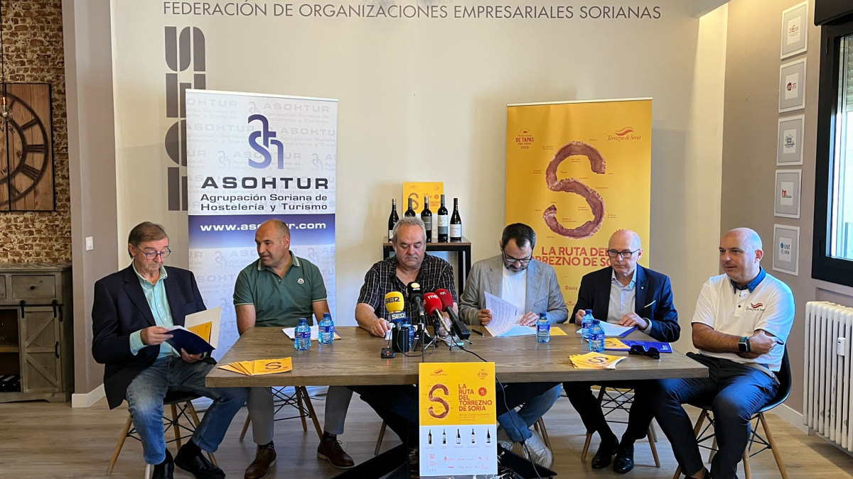 Imagen: La presentación oficial ha sido conducida por Miguel Ángel Ramírez, vocal de ASOHTUR, que ha estado acompañado en el acto por representantes de las instituciones colaboradoras.