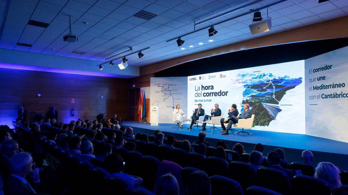 Imagen: El presidente de la Junta de Castilla y León, Alfonso Fernández Mañueco, participa junto a los presidentes de Aragón, Jorge Azcón, y de la Comunidad Valenciana, Juan Francisco Pérez Llorca, y al consejero de Fomento de Cantabria, Roberto Media, firmen la declaración de Teruel, dentro del marco de la Jornada ‘La hora del corredor. De mar a mar. 