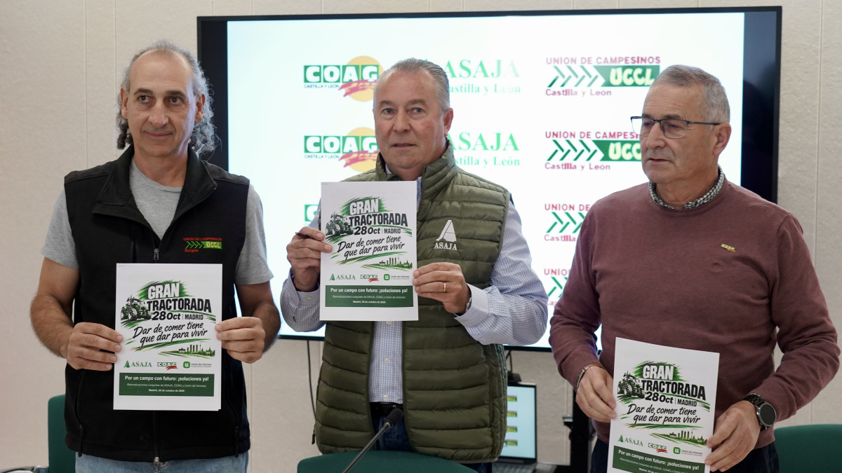 Imagen: ICAL. Representantes sindicales de ASAJA, COAG y UCCL presentan la gran tractorada del próximo miércoles 28 de octubre.