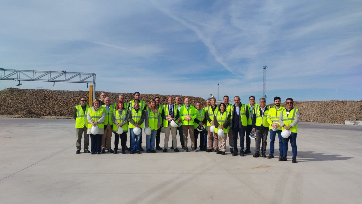 Imagen: esRadio Castilla y León. El consejero de Agricultura, Joaquín Antonio Pino, visita las instalaciones de ACOR con motivo del comienzo de la campaña remolachera.