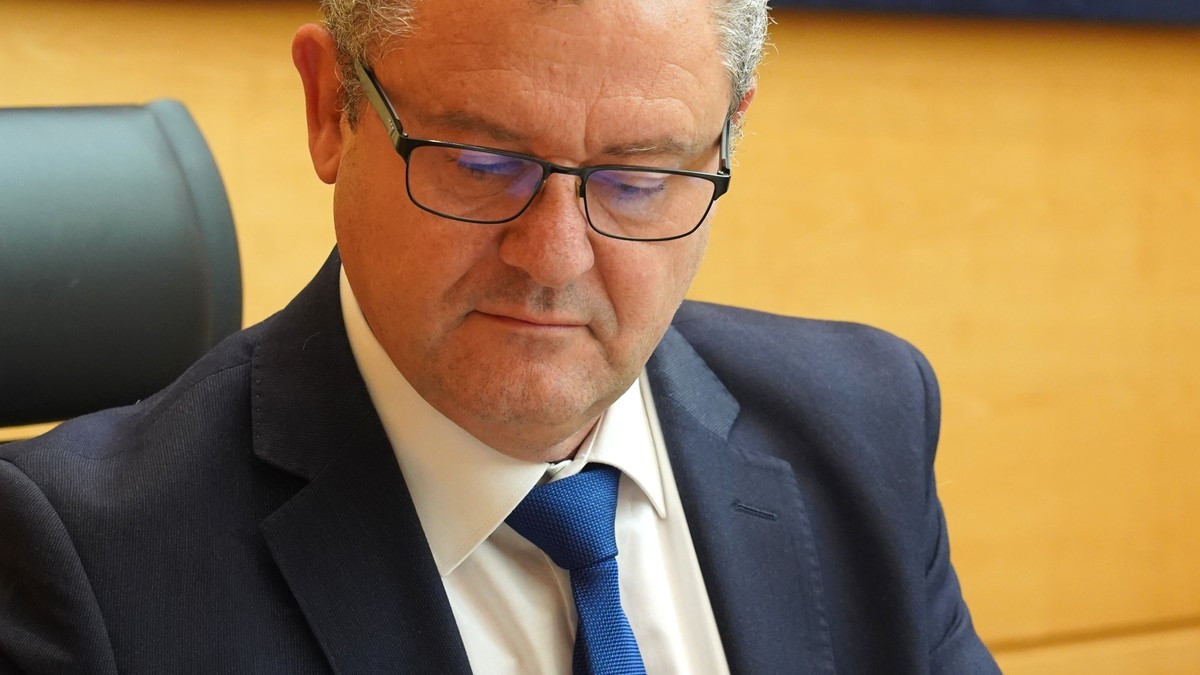 Imagen: ICAL. Miriam Chacón. El consejero de Agricultura, Gerardo Dueñas, comparece en la Comisión para dar cuenta de los logros de ecuador de legislatura.