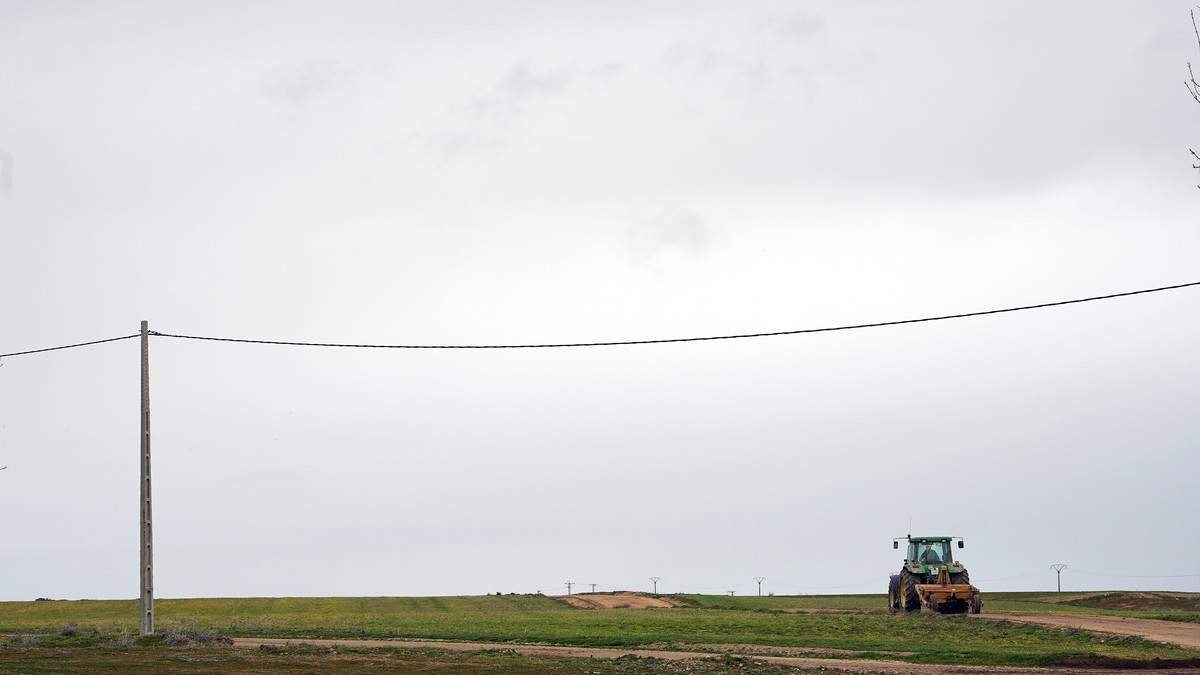 Imagen: Miriam Chacón / ICAL . Un tractor avanza por un camino en Moraleja de Matacabras
