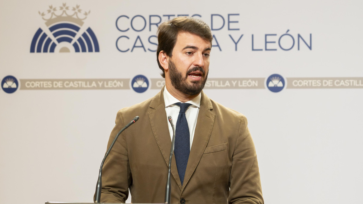 Imagen: ICAL. El portavoz de VOX en las Cortes, Juan García-Gallardo, y el portavoz adjunto, Carlos Menéndez, presentan una proposición para cambiar el Diálogo Social.