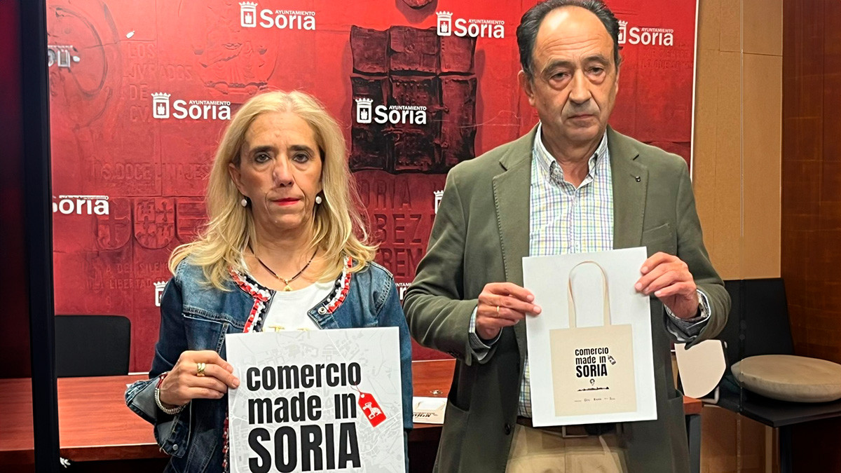 Imagen: Teresa Valdenebro, concejala, y Manuel López, representante del Junta, durante la presentación. 