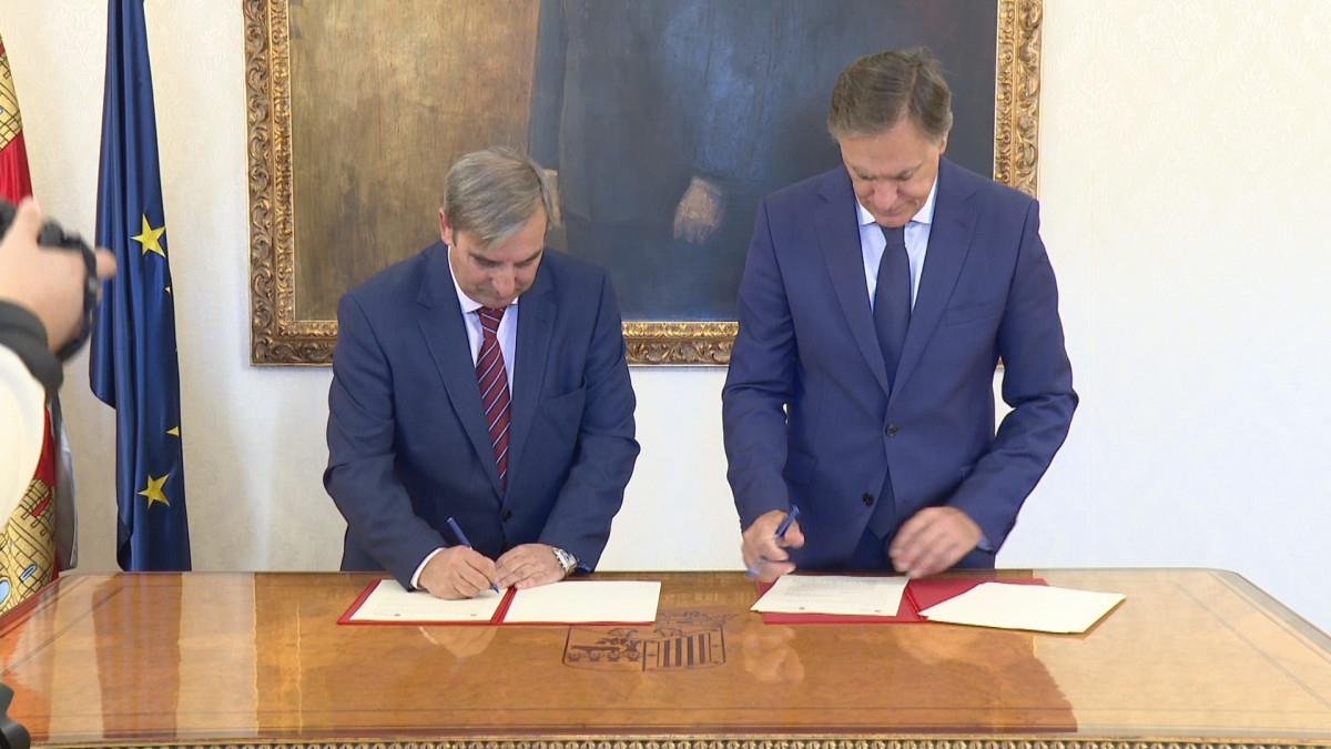 Imagen: El consejero de Movilidad y Transformación Digital, José Luis Sanz Merino y el Alcalde de Salamanca, Carlos García Carbayo, durante la firma del convenio.