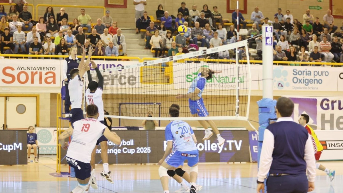 Imagen: Remate del jugador celeste Bruno Cunha ante el bloqueo tinerfeño. Foto: Mario Tejedor. 