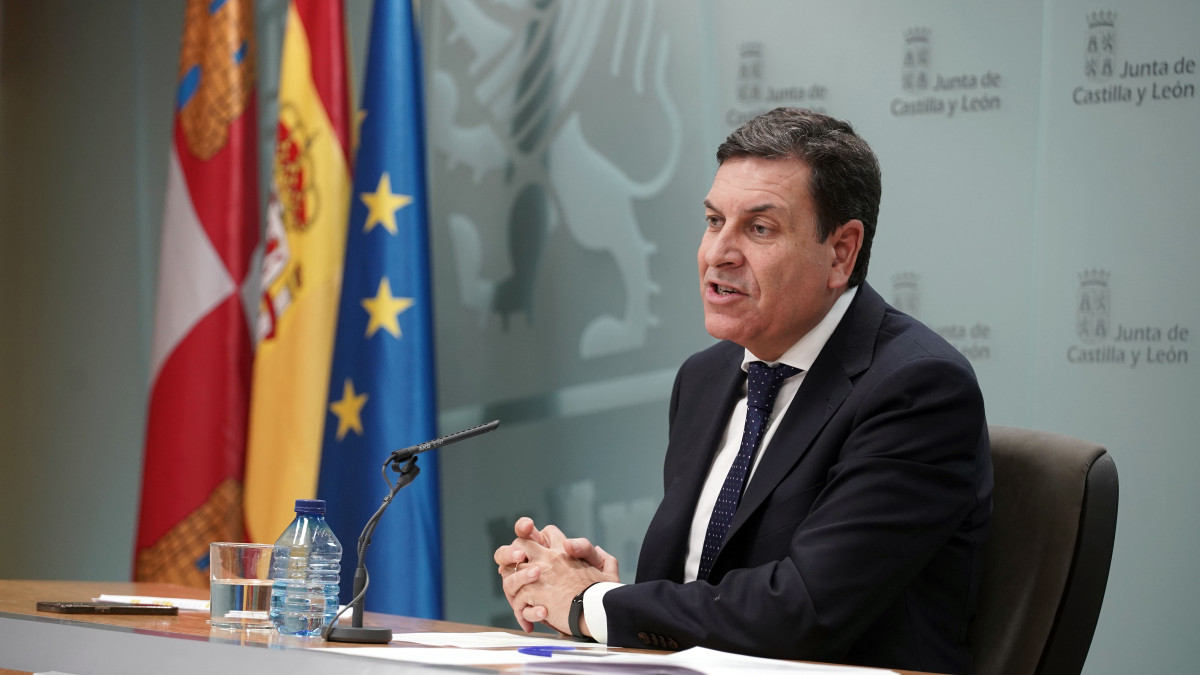 Imagen: ICAL | Rubén Cacho El consejero de Economía y Hacienda y portavoz, Carlos Fernández Carriedo, comparece en rueda de prensa posterior al Consejo de Gobiern