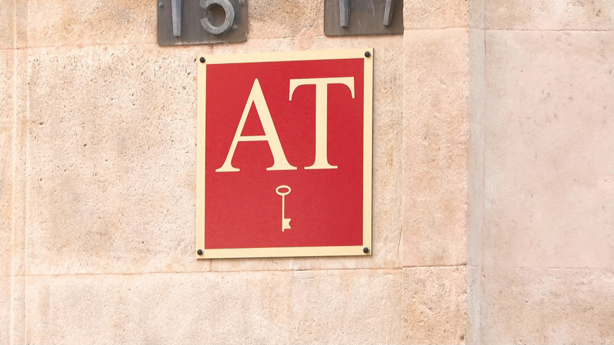 Imagen: Rótulo identificativo de un piso de alojamiento turístico en Salamanca.