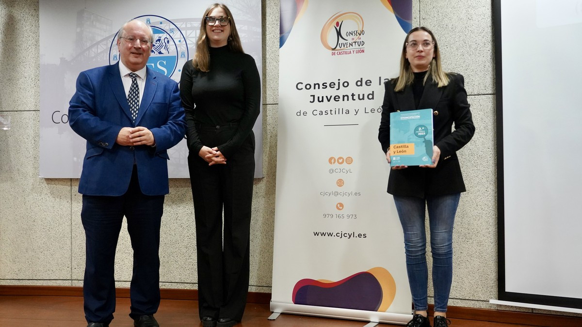 Imagen: ICAL. El presidente del CES en Castilla y León, Enrique Cabero, junto con la presidenta del Consejo de la Juventud de España, Andrea González, y la del Consejo de la comunidad, Sandra Ámez.