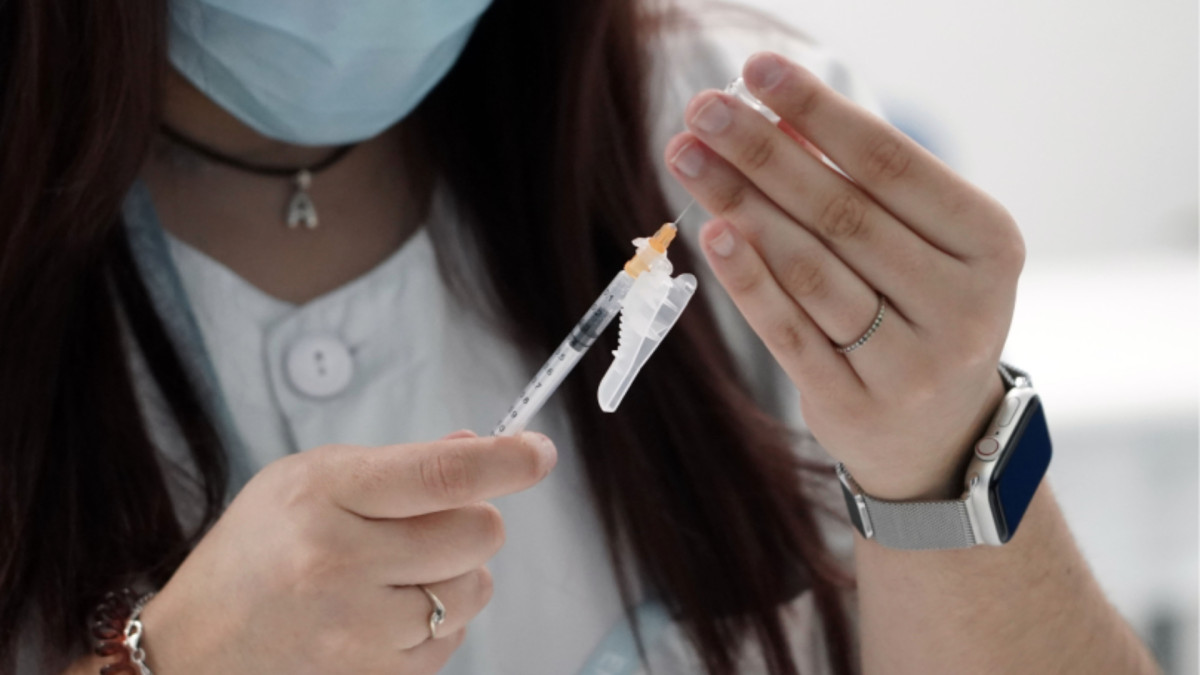 Imagen: ICAL | Rúben Cacho. Personal sanitario administrando vacunas en un centro de salud