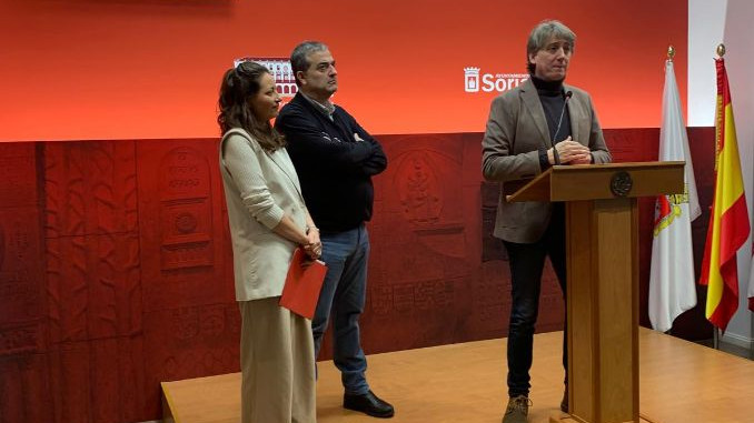 Imagen: La técnico Carolina Sánchez, junto a Alberto Santamaría, presidente de la Cámara de Comercio, y Carlos Martínez Mínguez, alcalde de Soria, en la presentación de la web. 