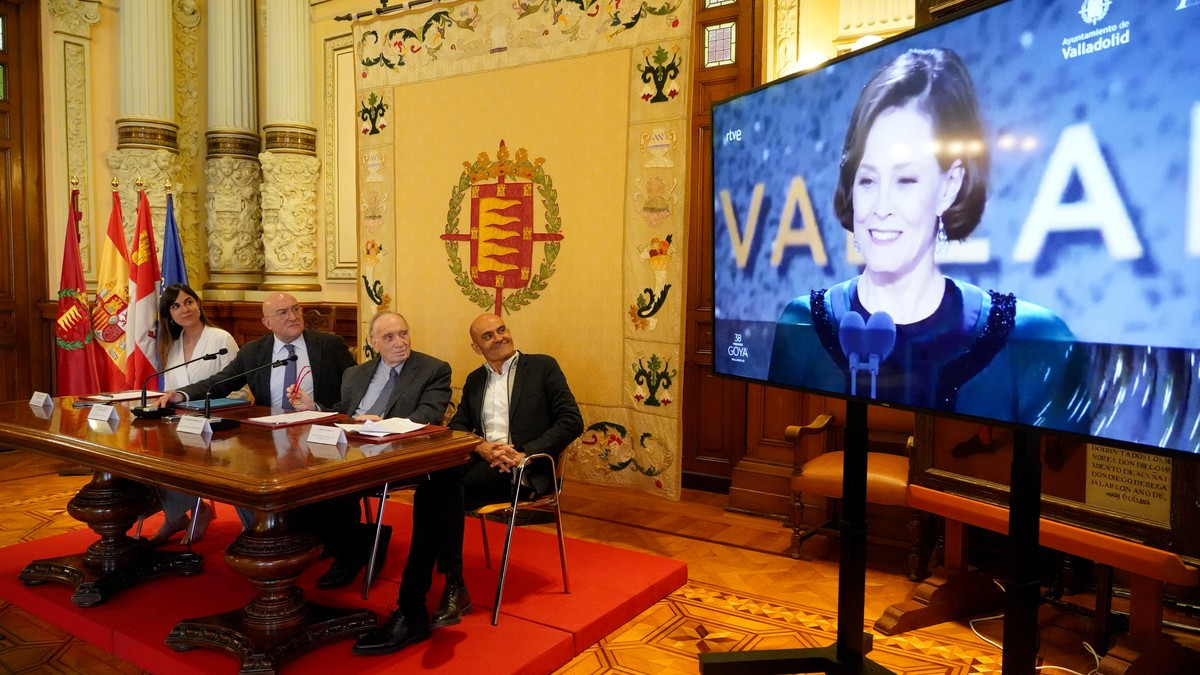 Imagen: ICAL. La concejala de Turismo, Blanca Jiménez; el alcalde de Valladolid, Jesús Julio Carnero; el presidente de la Academia, Fernando Méndez-Leite, y su vicepresidente, Rafael Portela