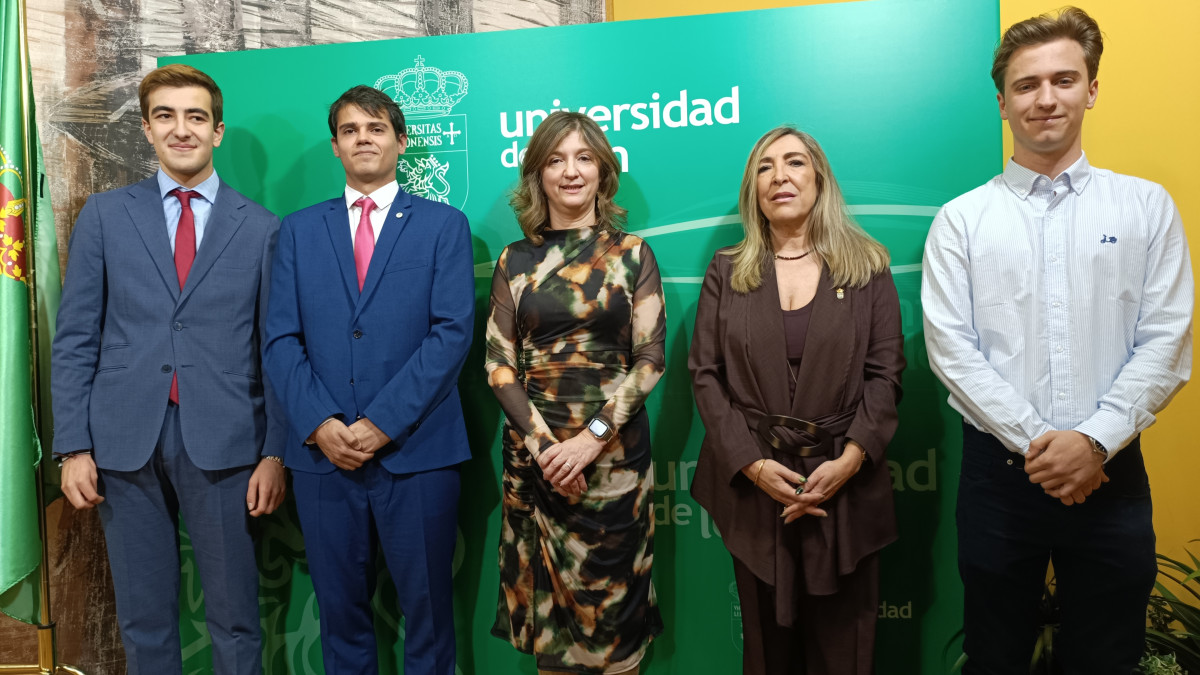 Imagen: ULE/La nueva Junta de Estudiantes con la cúpula de la ULE tras la toma de posesión.