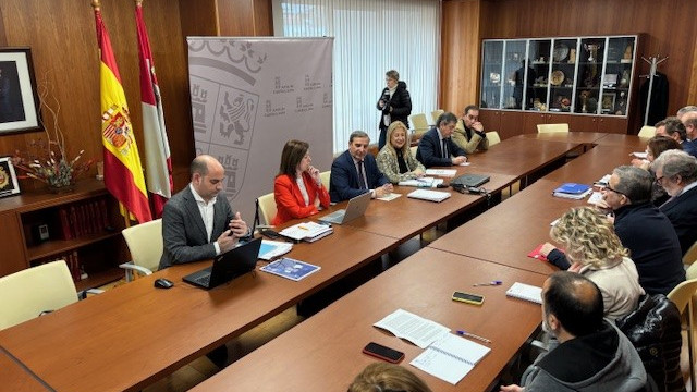 Imagen: El consejero de Movilidad y Transformación Digital, José Luis Sanz Merino, se ha reunido en Soria con los agentes implicados. 