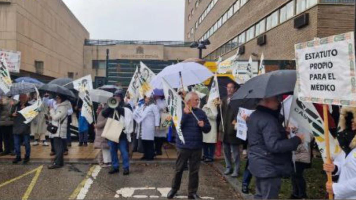 Imagen: Decenas de médicos concentrados frente a la Delegación del Gobierno en Castilla y León, mostrando pancartas en rechazo al borrador del Estatuto Marco.